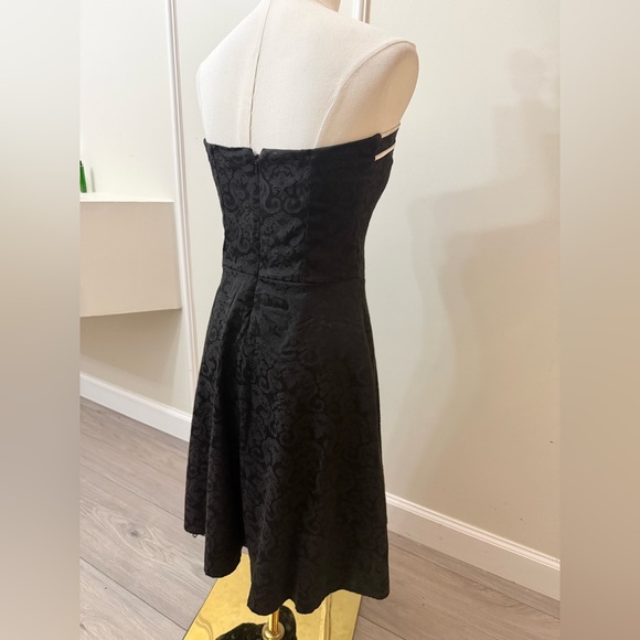Chic Black Strapless Dress with Pattern - Picture 6 of 7
